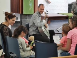 Dominee begroet alle kinderen