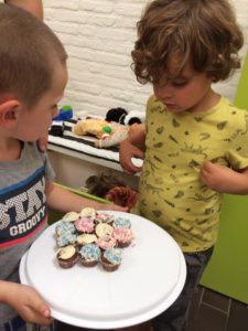 Heerlijke cakejes om de geboorte van baby Isaak te vieren en ook alvast de 1e verjaardag van Floor. Haar broer gaat rond.