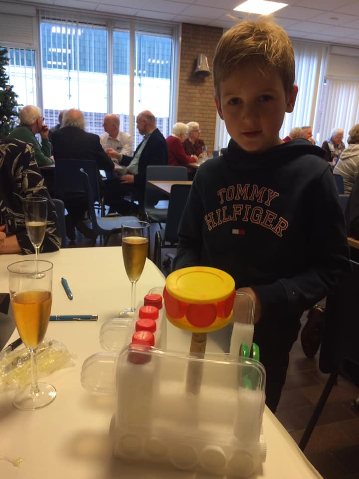 Afbeelding kan het volgende bevatten: 1 persoon, zitten, drinken en tafel