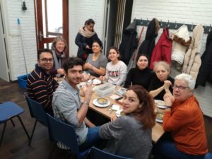 Afbeelding kan het volgende bevatten: 10 mensen, inclusief Jolien Leeffers en Henny Westland, lachende mensen, zittende mensen, etende mensen, tafel en binnen