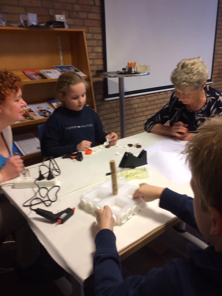 Afbeelding kan het volgende bevatten: 2 mensen, zittende mensen, tafel en binnen