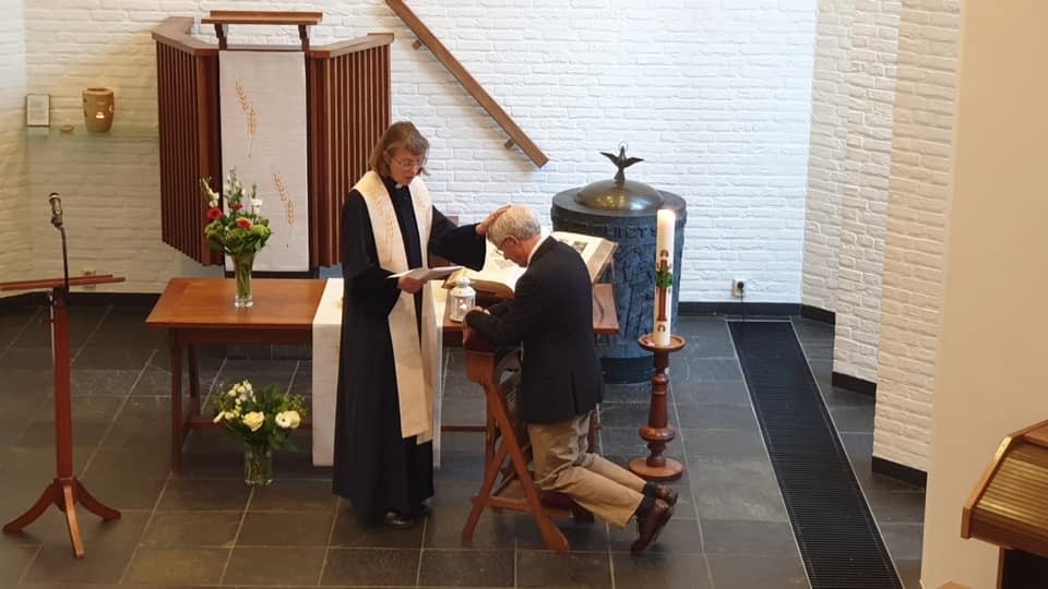 Afbeelding kan het volgende bevatten: een of meer mensen en binnen