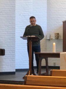 Afbeelding kan het volgende bevatten: 1 persoon, staan en binnen