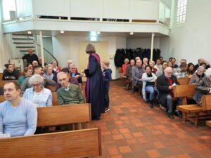 Afbeelding kan het volgende bevatten: 11 mensen, lachende mensen, zittende mensen en binnen