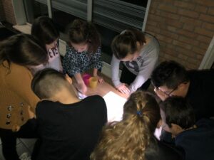 Afbeelding kan het volgende bevatten: een of meer mensen en zittende mensen