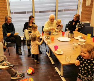 Afbeelding kan het volgende bevatten: een of meer mensen, zittende mensen, schoenen en binnen