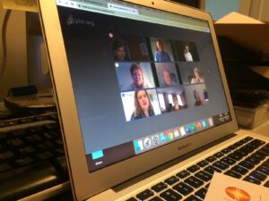 Afbeelding met computer, laptop, binnen, zitten Automatisch gegenereerde beschrijving