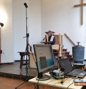 Afbeelding met binnen, laptop, tafel, stoel

Automatisch gegenereerde beschrijving