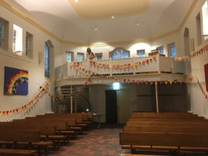 Afbeelding met binnen, plafond, tafel, gebouw

Automatisch gegenereerde beschrijving