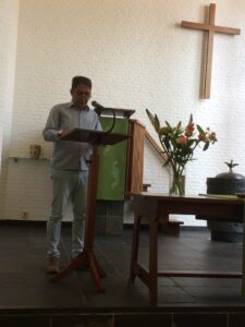 Afbeelding met binnen, tafel, gebouw, venster Automatisch gegenereerde beschrijving