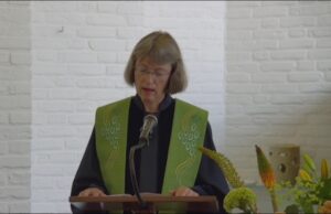 Afbeelding met persoon, vrouw, tafel, kostuum Automatisch gegenereerde beschrijving
