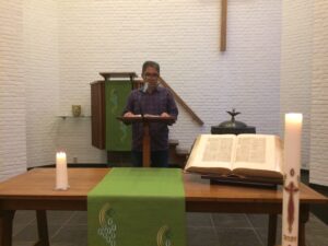 Afbeelding met tafel, binnen, man, voorzijde Automatisch gegenereerde beschrijving