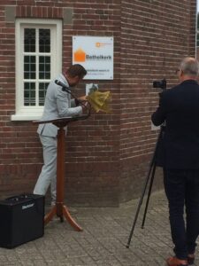 Afbeelding met binnen, gebouw, hond, kamer Automatisch gegenereerde beschrijving
