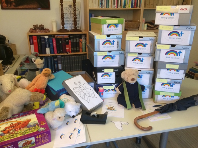 Afbeelding met binnen, plank, boek, tafel Automatisch gegenereerde beschrijving