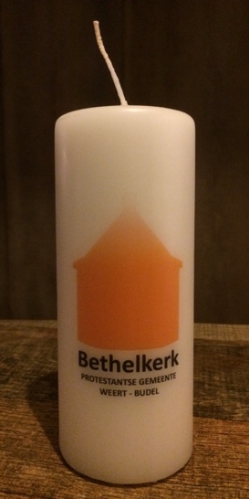 Afbeelding met binnen, zitten, kaars, object

Automatisch gegenereerde beschrijving