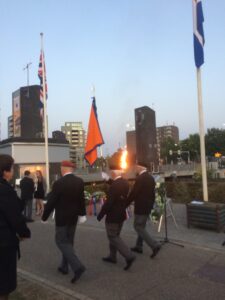 Afbeelding met licht, tafel, person, zitten Automatisch gegenereerde beschrijving