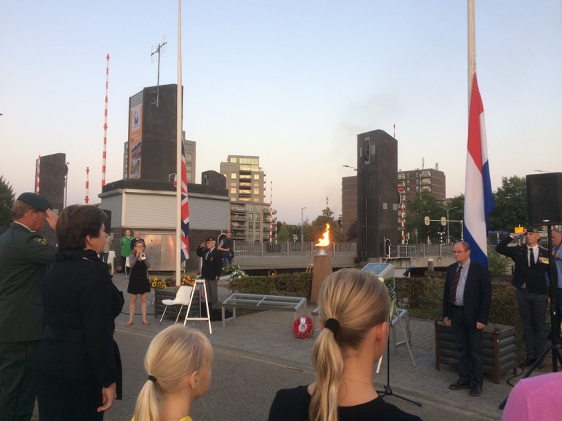 Afbeelding met persoon, buiten, groep, mensen Automatisch gegenereerde beschrijving