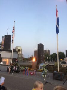 Afbeelding met persoon, person, vasthouden, staand Automatisch gegenereerde beschrijving