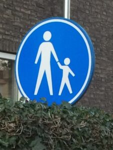 Afbeelding met tekst, gebouw, buiten, blauw Automatisch gegenereerde beschrijving