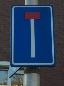 Afbeelding met tekst, gebouw, teken, buiten Automatisch gegenereerde beschrijving