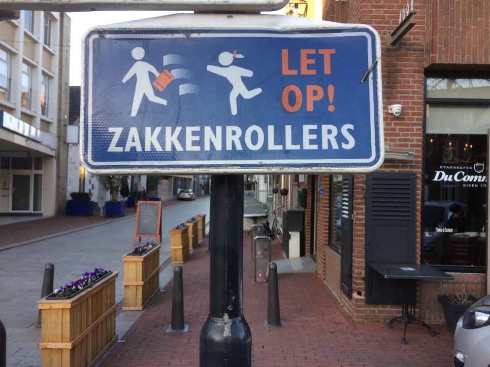 Afbeelding met tekst, gebouw, buiten, grond Automatisch gegenereerde beschrijving