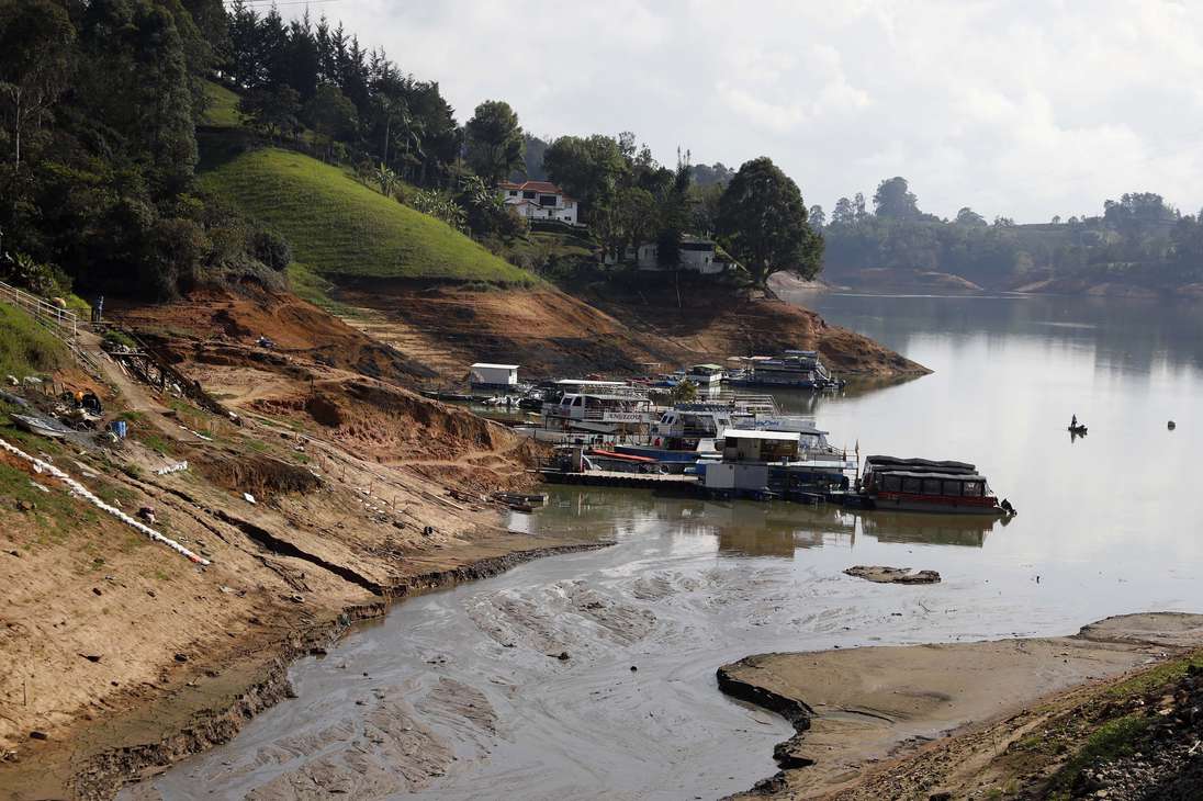 En imágenes: casi seco, se ve el embalse de Guatapé en ...